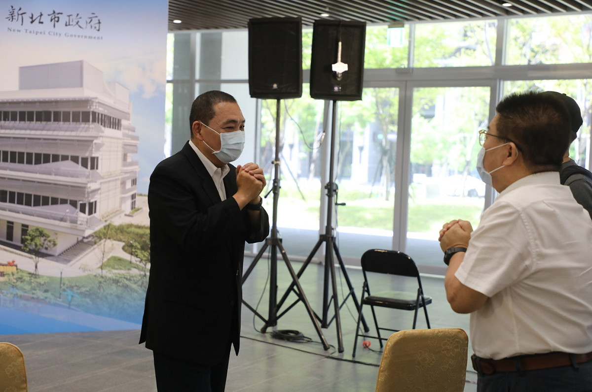 新北市長侯友宜與導演李祐寧拱手寒暄。 圖：新北市新聞局提供