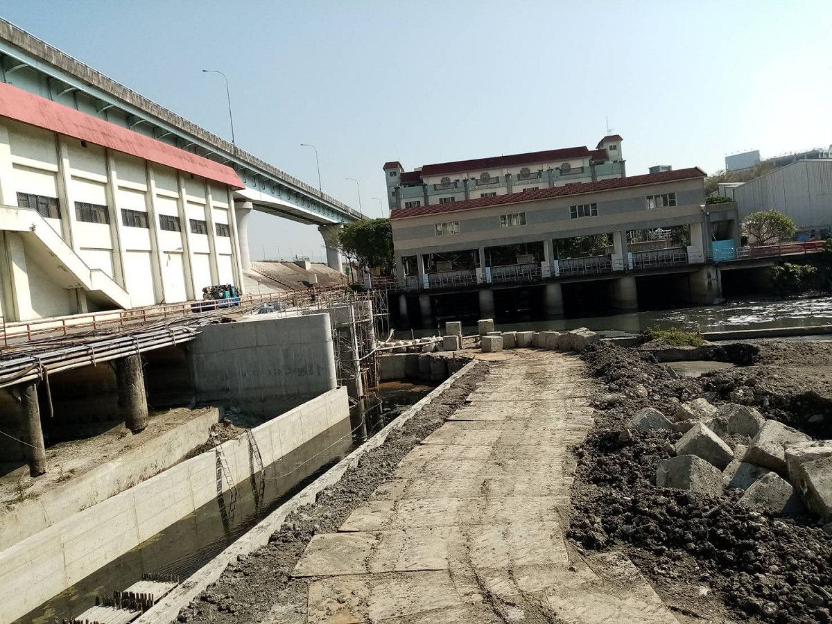 中港大排新設撈汙機、抽水機組。 圖：新北市水利局提供