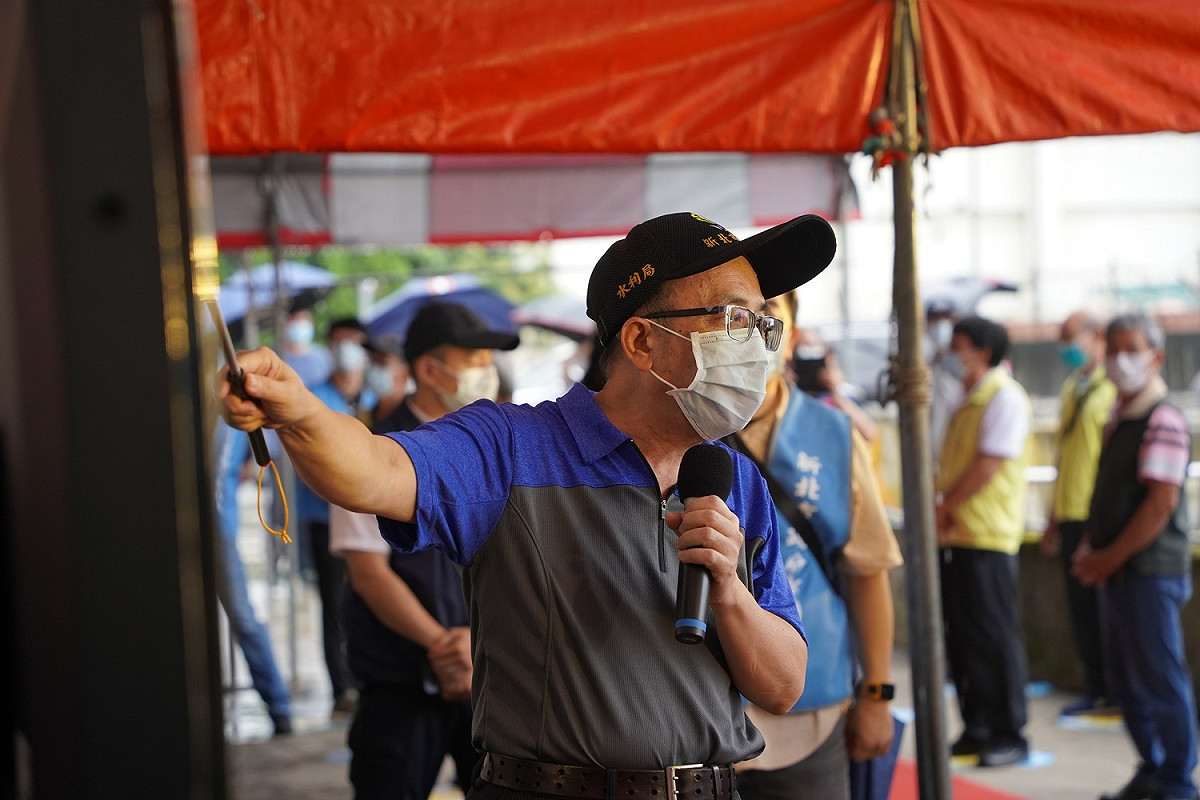 水利局長宋德仁簡報，貴子坑溪河道改善工程除了改善惡臭並提高整體防洪、疏濬功能。 圖：新北市水利局提供