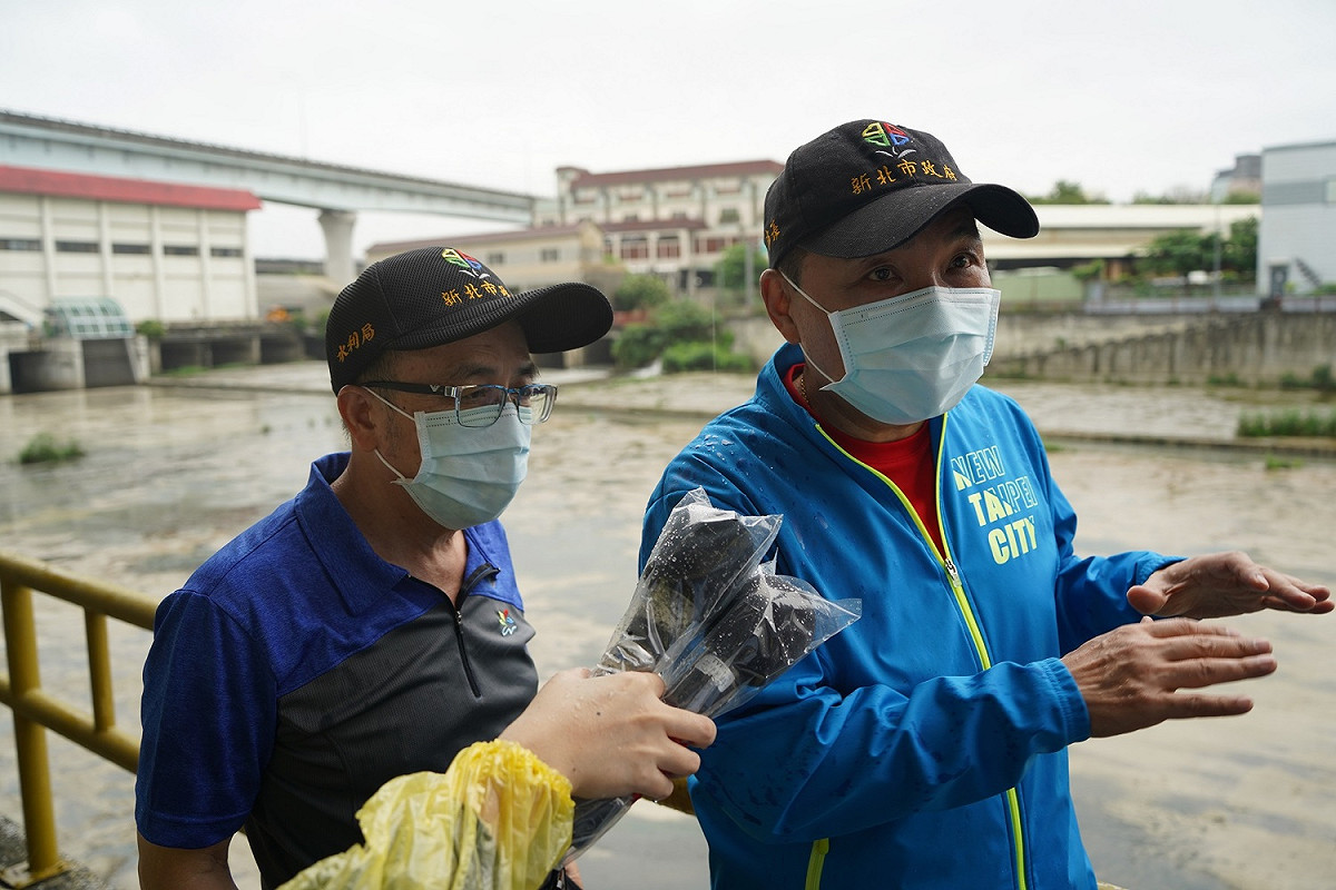 新北市長侯友宜8月6日上午視察泰山地區貴子坑溪河道環境營造首部曲工程完工情形。 圖：新北市水利局提供