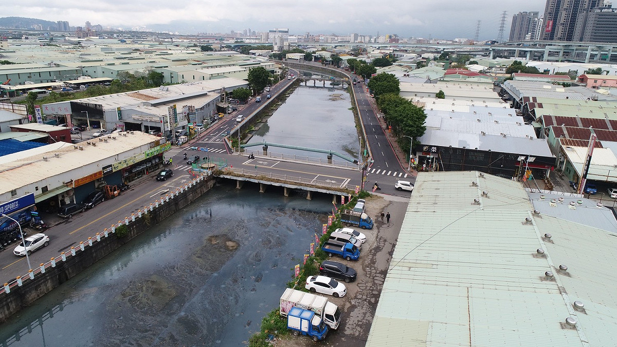 貴子坑溪施工前流速緩慢充斥惡臭。 圖：新北市水利局提供