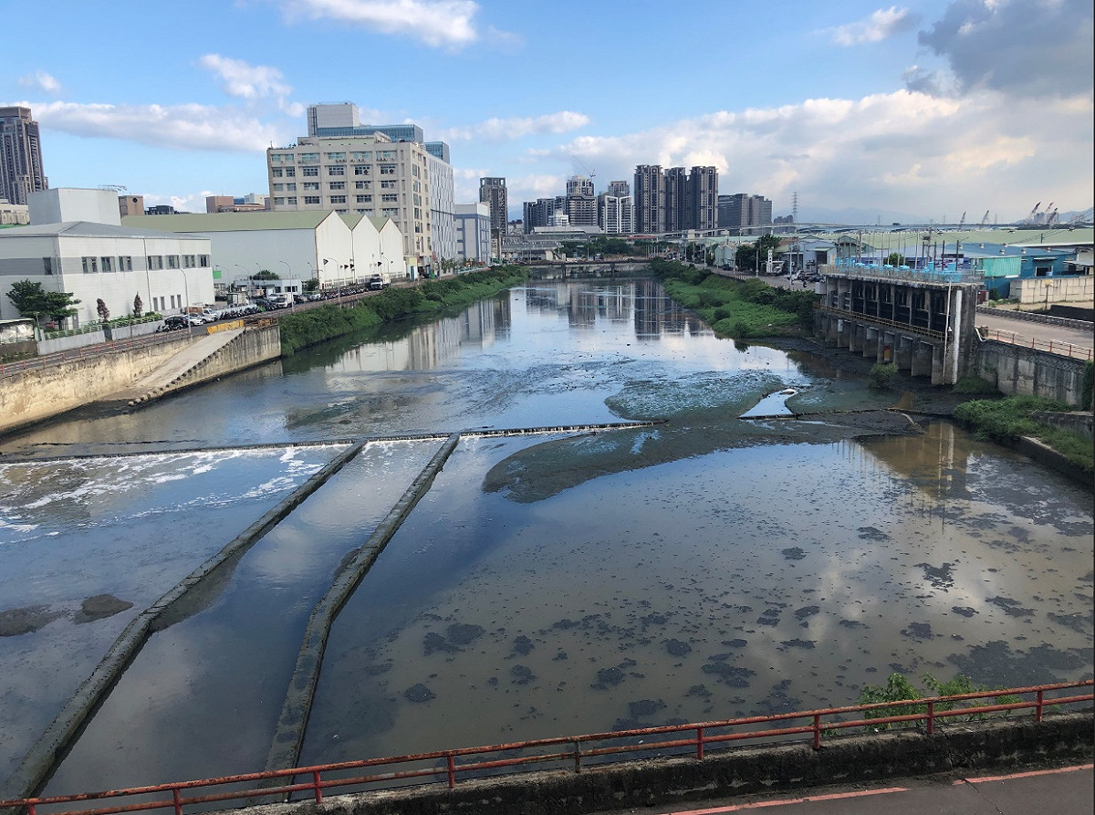 中港大排施工前流況不順、淤積狀況嚴重。 圖：新北市水利局提供