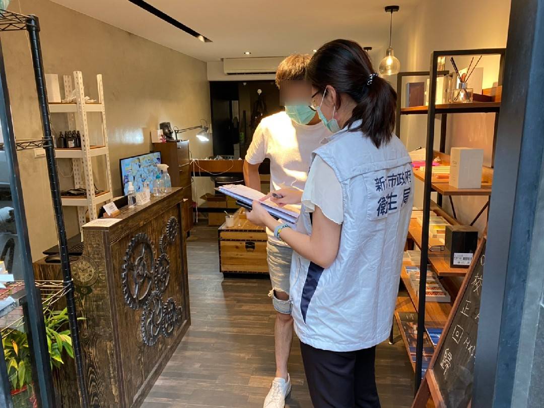 違規供應未滿18歲者電子煙或加熱式菸具及其零組件者，最高處5萬元罰鍰。 圖：新北市衛生局提供