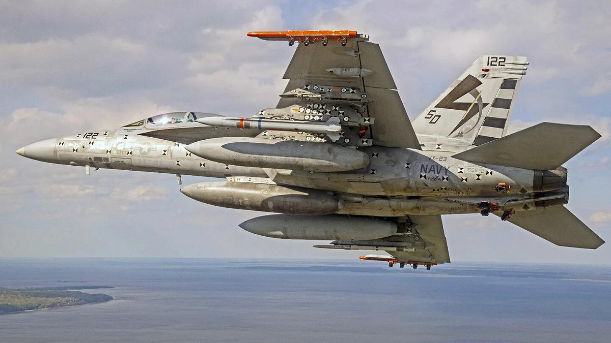美軍F/A-18E/F「超級大黃蜂」戰鬥機攜帶「AGM-88G」增程型先進反輻射導彈進行測試。 圖：翻攝自環球網