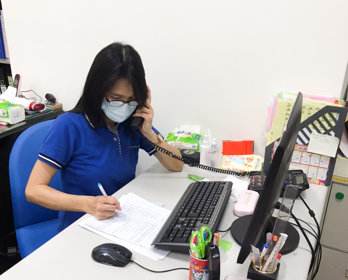 志工李淑英協助長輩進行疫苗接種造冊。 圖：林口區公所提供