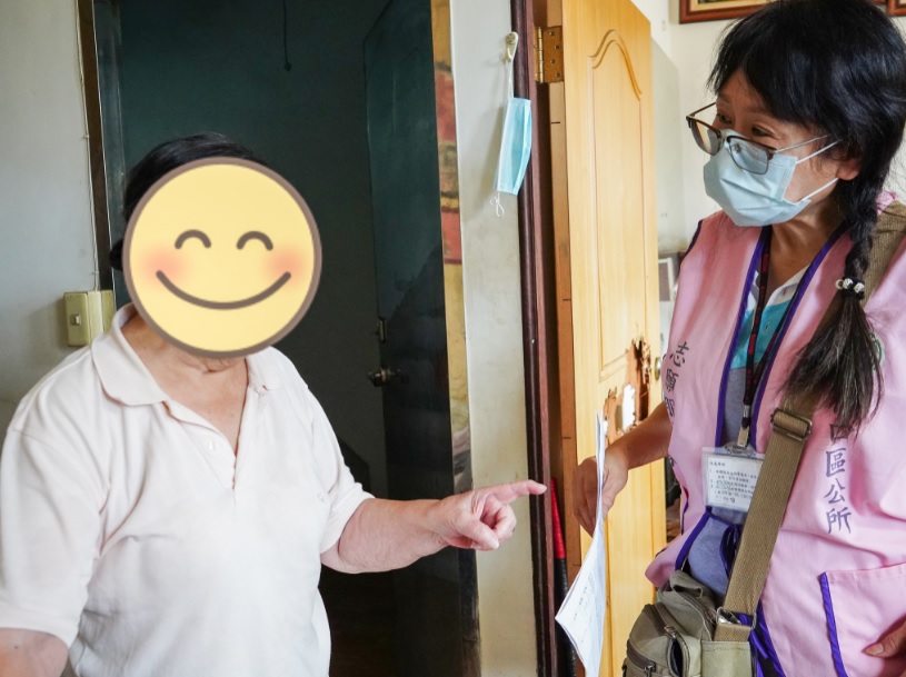 志工黃嬿婷關懷長輩接種後情況。 圖：林口區公所提供