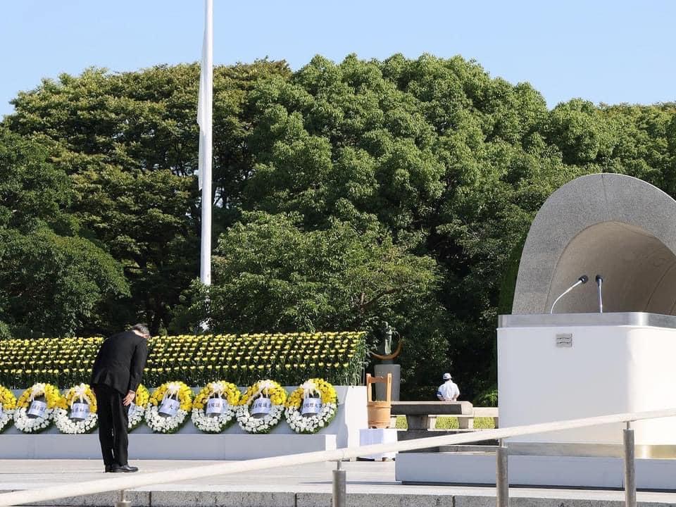 日本前首相菅義偉去年參加廣島遭原子彈轟炸76周年和平紀念儀式。(資料照片) 圖：取自菅義偉臉書