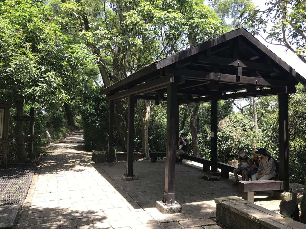 虎山溪步道平緩，休憩涼亭也不少。 圖：台北大地處／提供