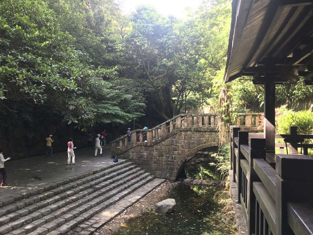 虎山溪畔親水平臺是休憩的好地方。 圖：台北大地處／提供