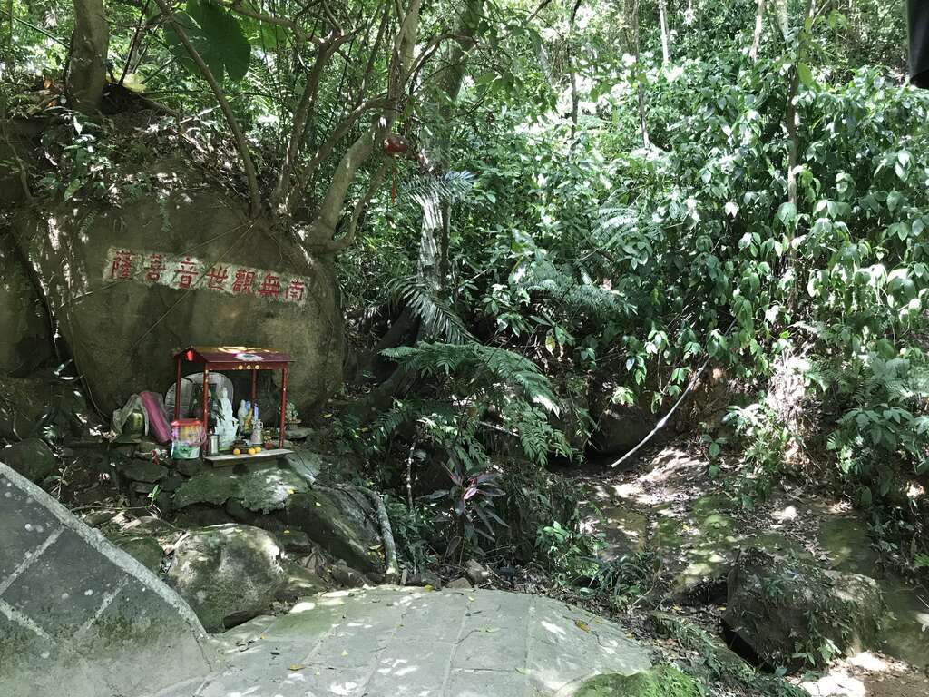 小巧的觀音菩薩供奉處，右側可見壺穴地景。 圖：台北大地處／提供