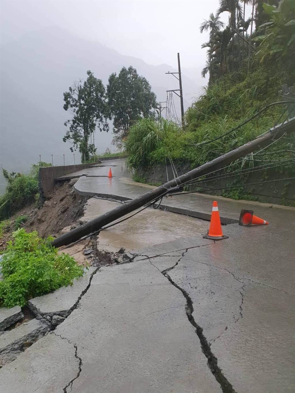 連日大雨，嘉159甲32k處下邊坡崩塌。另台18線阿里山公路今天晚上8時起預警性封閉。 圖：嘉義縣政府提供