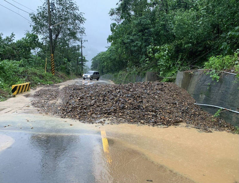 屏東來義鄉聯外道路遭土石淹沒，道路中斷。 圖：來義鄉公所提供