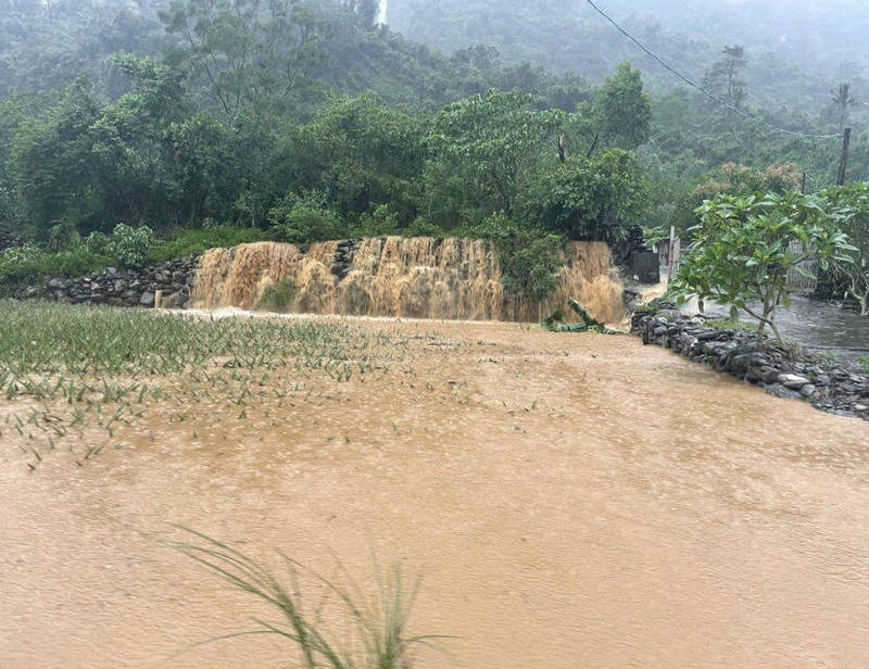 屏東山區大雨，來義鄉內出現黃泥流瀑布景象。 圖：來義鄉公所提供