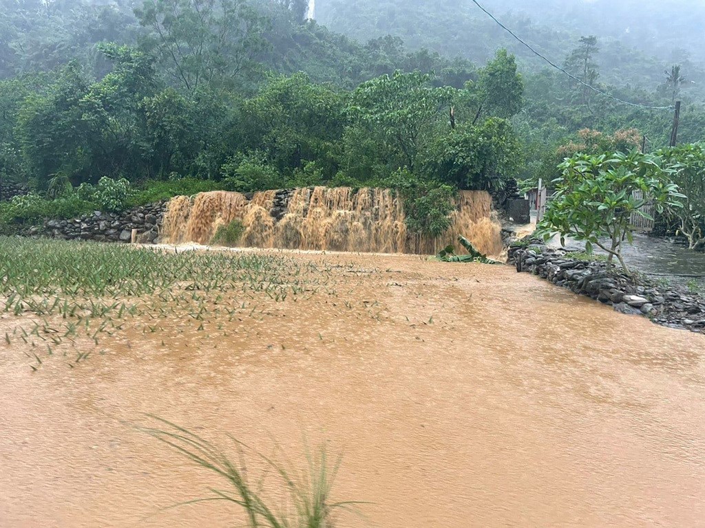 屏東縣連日強降雨，來義鄉、三地門鄉、霧台鄉及春日鄉等山地鄉累積3天雨量都在400毫米以上，山區多處土石崩落。圖為來義鄉土石被大雨沖刷到路上。 （來義鄉公所提供）