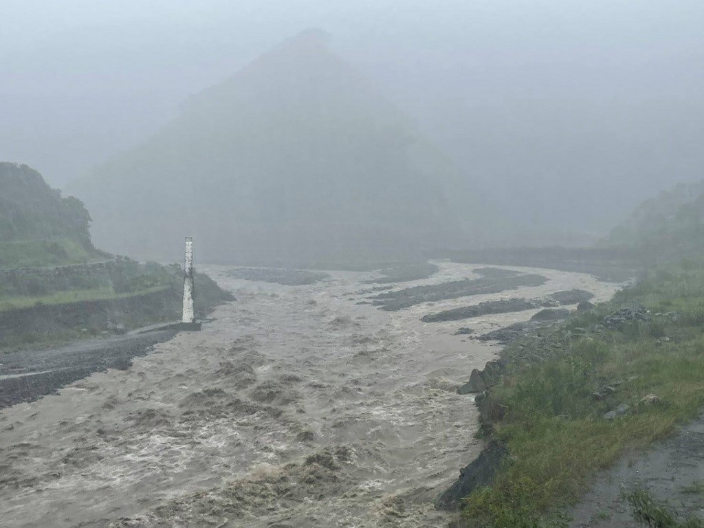 屏東縣大雨不斷，來義鄉6日晚間預防性撤離來義村、義林村和丹林村第5鄰村民共152人至位於永久屋的新來義社區收容中心，鄉公所表示，大雨不斷，鄉裡多處土石崩落並沖入路面，來社溪水暴漲，恐影響來義村、義林村等民眾安全。 （來義鄉公所提供）