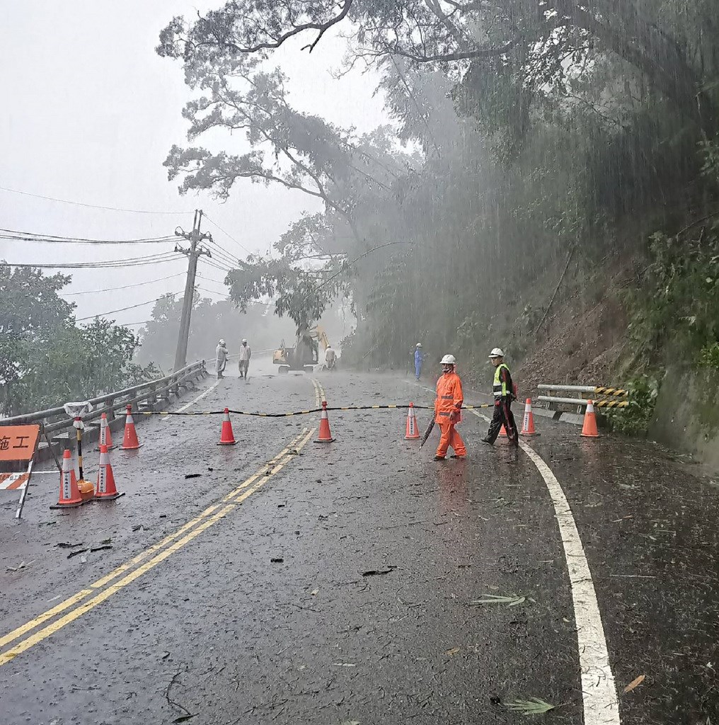 高雄市山區豪雨不斷，各地狀況不少，土石流紅色警戒6日已增至84條，撤離民眾達1801人；台20線荖濃往甲仙路段6日並發生路面下陷約30公分，甲仙工務段派員處理搶通。 （高雄市六龜警分局提供）