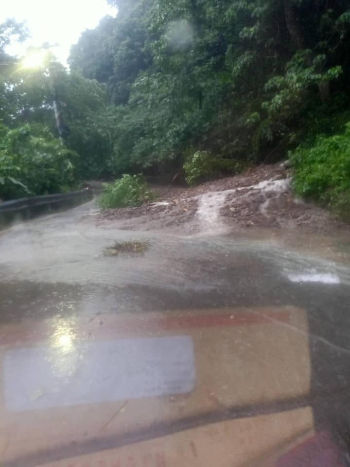苗栗多處傳出坍方.落石阻路。 圖/苗栗縣泰安鄉大小事