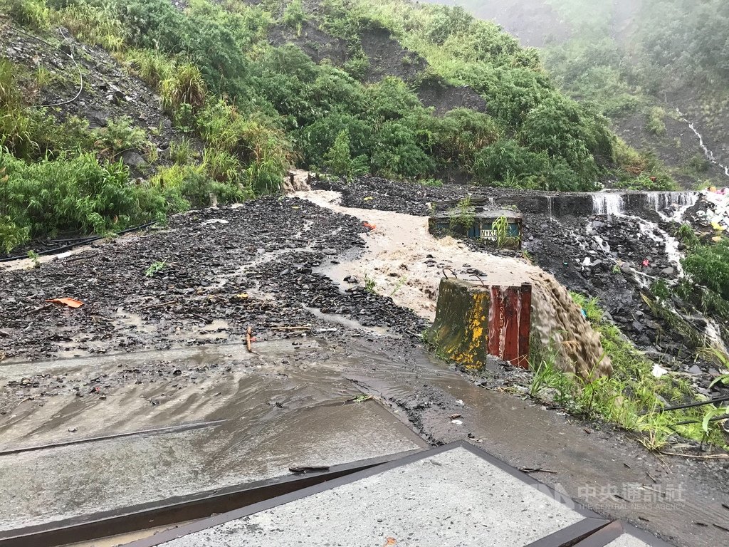 熱帶性低氣壓及西南氣流影響，易有短延時強降雨，中央氣象局7日上午發布豪雨特報，南投縣仁愛鄉「投89線」力行產業道路陸續出現坍方情形。（高政光提供） 圖/中央社