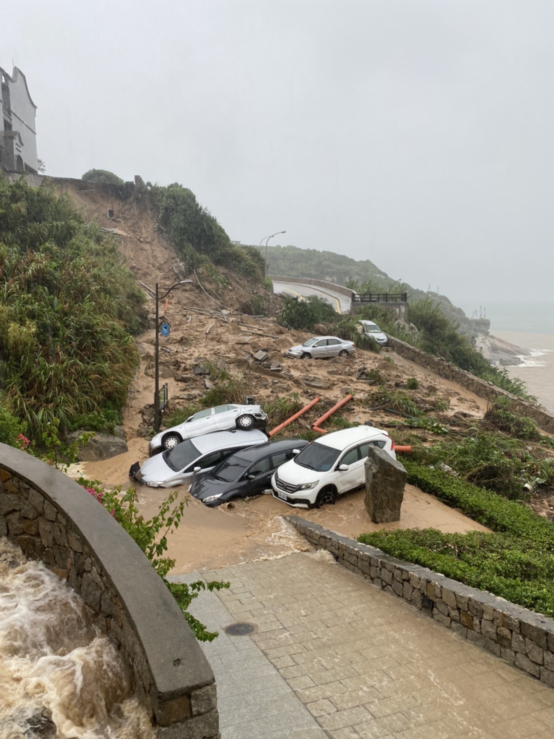 馬祖北竿鄉著名的觀光景點芹壁村下方的道路爆發土石流，多部汽車被土石滅頂，這是近年馬祖地區最嚴重的颱風災情。 照片：北竿鄉民line群組