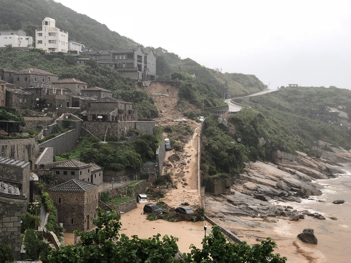 馬祖北竿鄉著名的觀光景點芹壁村下方的道路爆發土石流，多部汽車被土石滅頂，這是近年馬祖地區最嚴重的颱風災情。 照片：北竿鄉民line群組