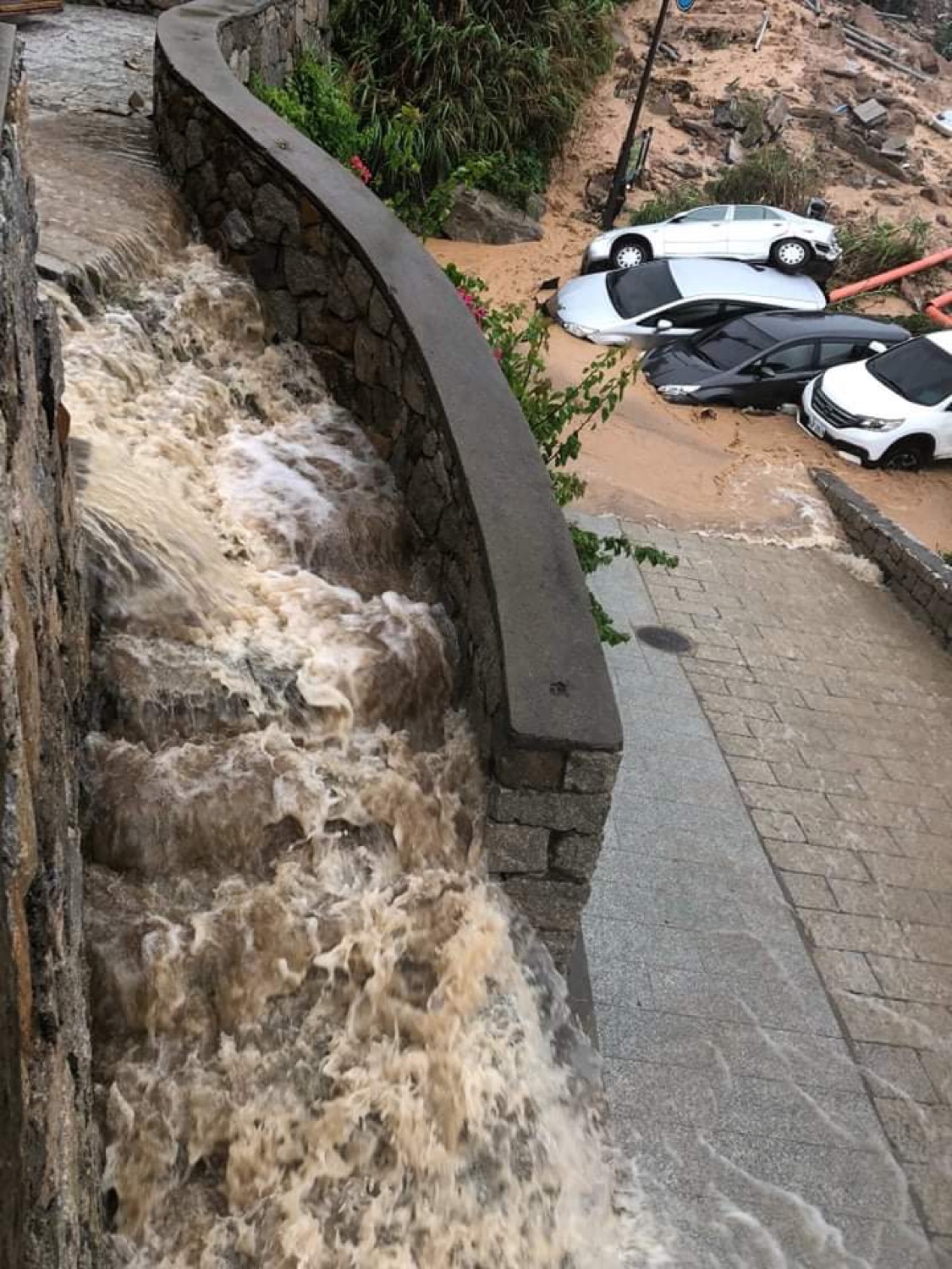 馬祖北竿鄉著名的觀光景點芹壁村下方的道路爆發土石流，多部汽車被土石滅頂，這是近年馬祖地區最嚴重的颱風災情。 照片：北竿鄉民line群組