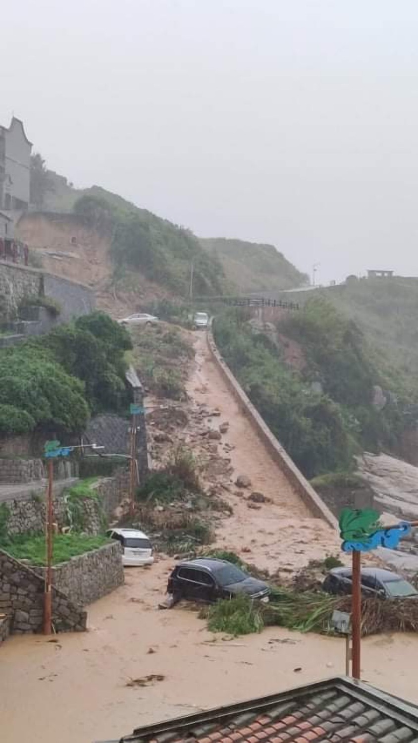 北竿鄉芹壁村爆發土石流，場面怵目驚心。 照片：北竿鄉民line群組