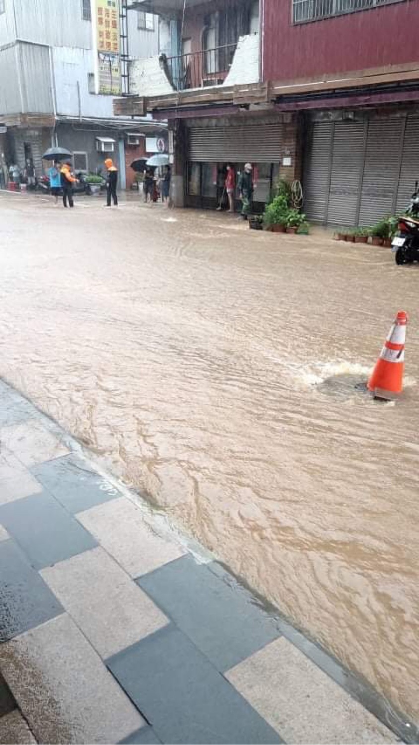 北竿鄉最熱鬧的塘岐市區道路也是積水滿滿。 圖片攝影/提供：周小馬