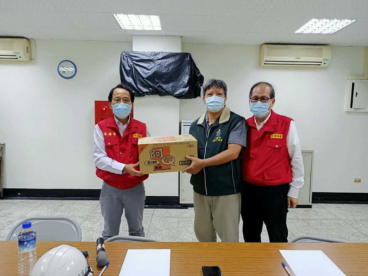 林欽榮(左)送補給品慰勞養工處駐守人員。 圖：高雄市政府提供