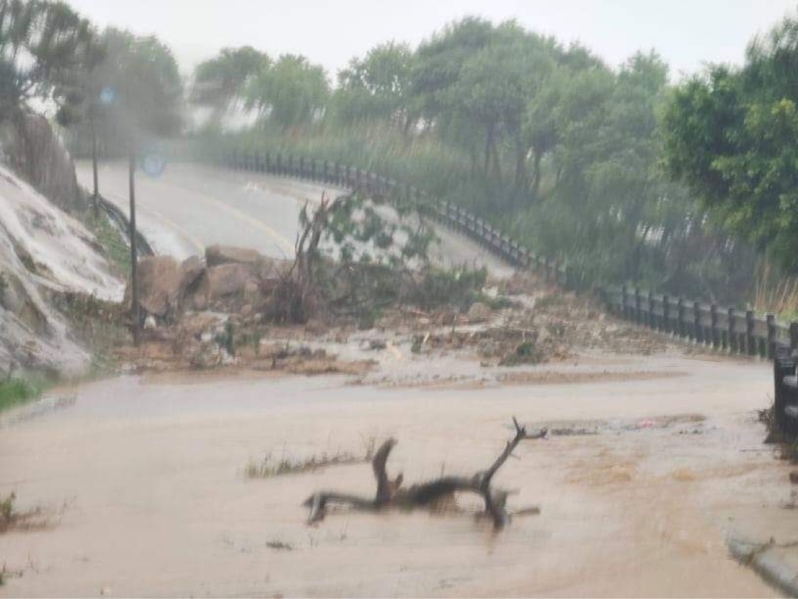 北竿鄉部份公路因土石流中斷。 圖片攝影/提供：周小馬