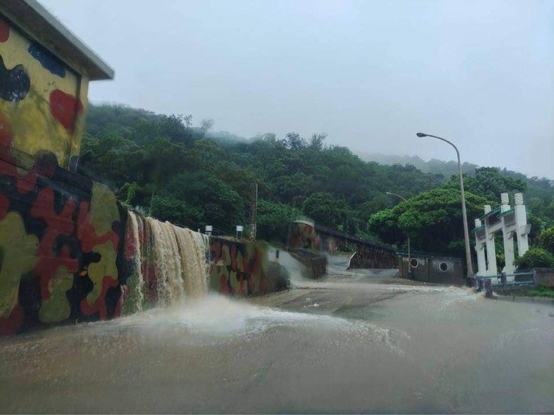 豪雨從軍方營舍沖下來變成瀑布。 圖片攝影/提供：周小馬