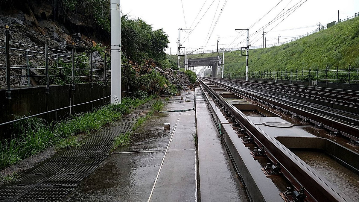 高鐵苗栗路段出現邊坡落石。 圖：高鐵