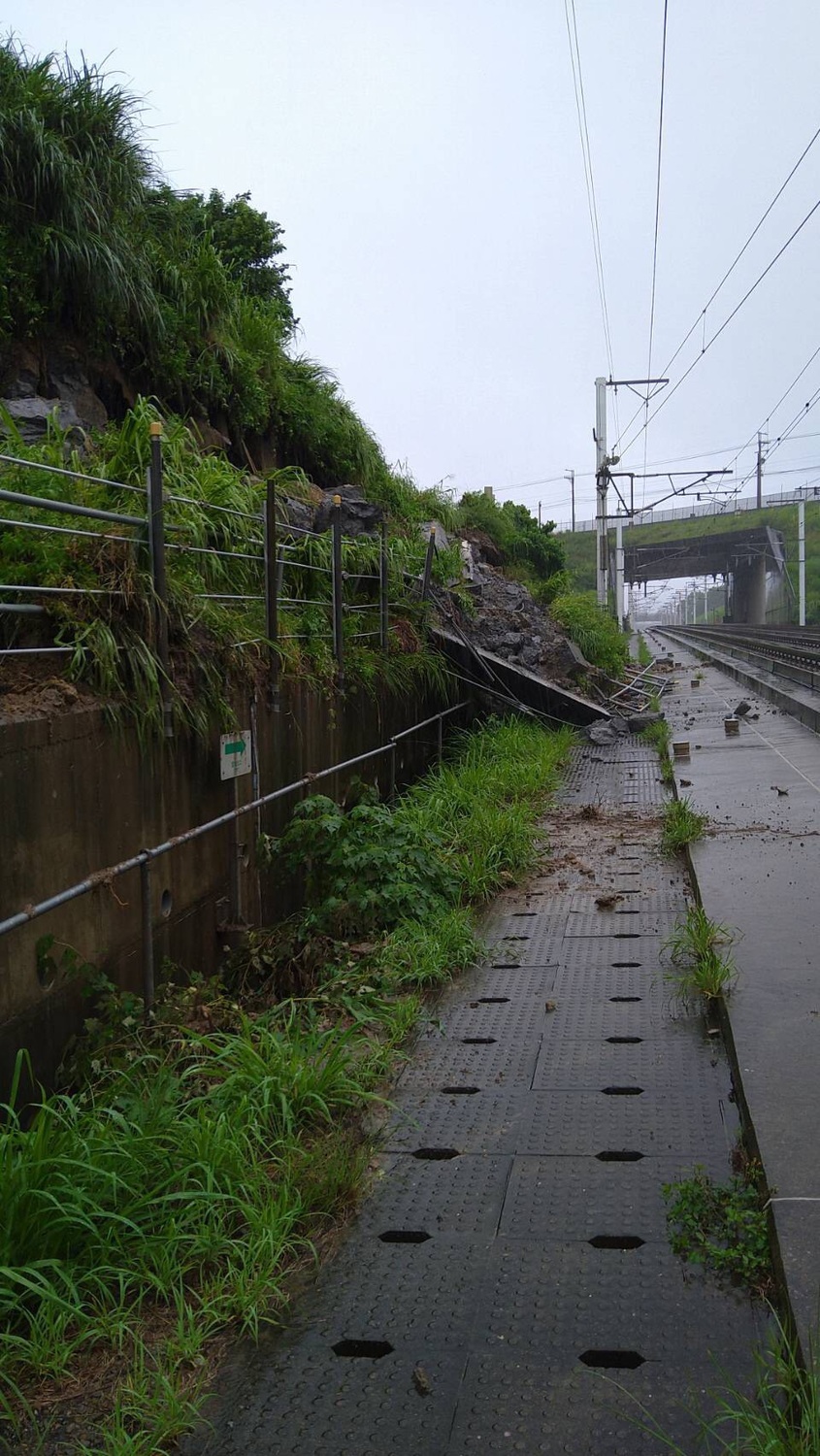 因苗栗路段出現邊坡落石，高鐵表示，目前全線以單線雙向模式運轉。 圖：高鐵／提供