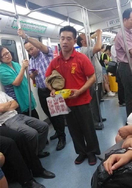 一張中國前體操選手在地鐵行乞的照片在微博上瘋傳。 圖: 翻攝自微博