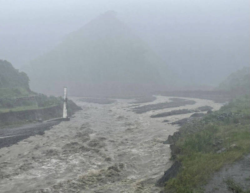 從昨日至今屏東縣累積雨量達825毫米，為全台最高(圖為來社溪)。 圖：來義鄉公所/提供(資料照)