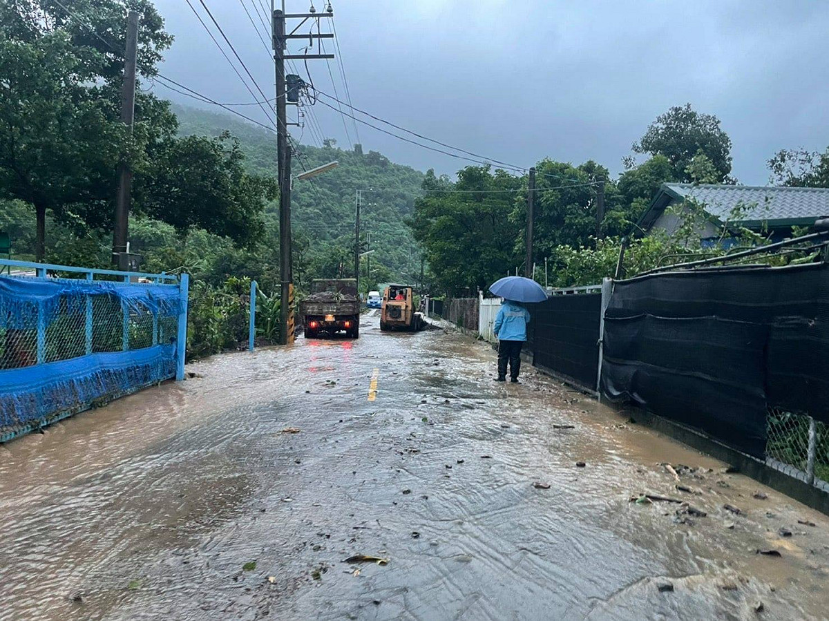 屏東縣來義鄉雨勢不斷，造成土石崩落，鄉公所連忙實施緊急撤離。 圖: 翻攝自屏東縣來義鄉公所 臉書