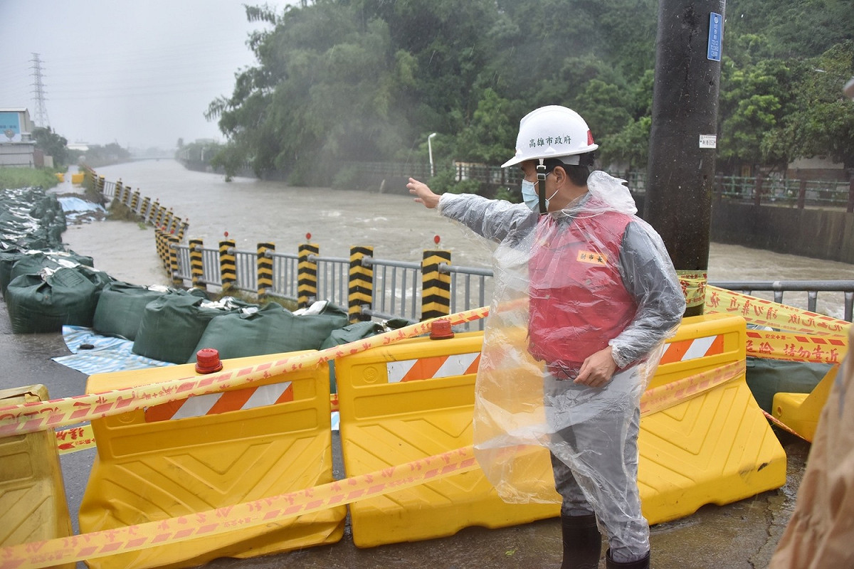 副市長林欽榮視察大寮區林園排水護岸損壞復建工程。 圖：翻攝自陳其邁臉書