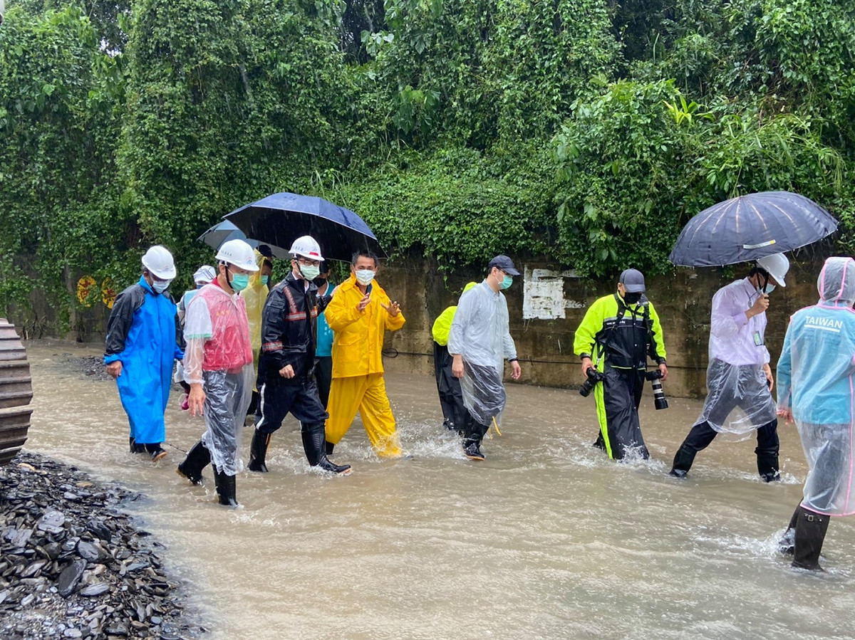 高雄豪雨不斷，災情頻傳，高雄市長陳其邁 (中) 涉水視察。 圖：翻攝自陳其邁臉書