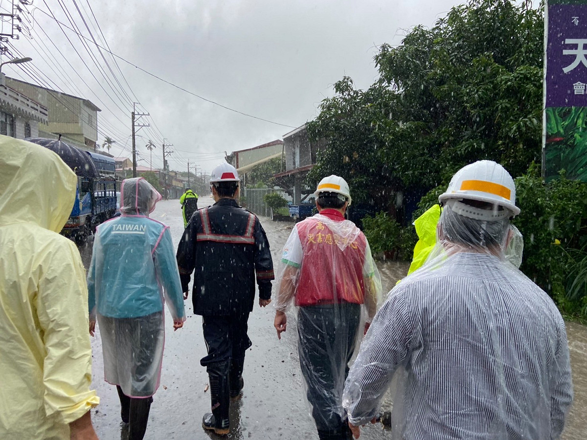 高市府團隊至六龜區新發里勘災。 圖：翻攝自陳其邁臉書