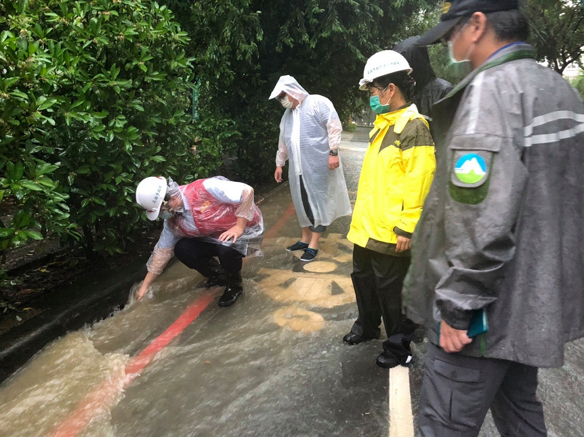 副市長羅達生、環保局長張瑞琿等人一大早便前往鳥松、仁武、大社、燕巢及岡山等區較易積淹水的地點巡察。 圖：翻攝自陳其邁臉書