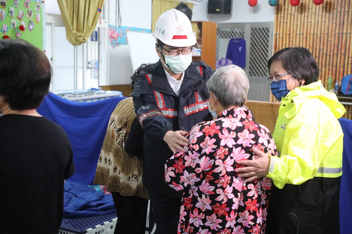 陳其邁探視撤離居民。 圖：翻攝自陳其邁臉書