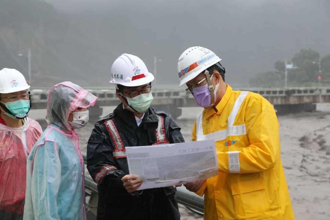 陳其邁(右二)到災情重的山區視察。 圖：翻攝陳其邁臉書
