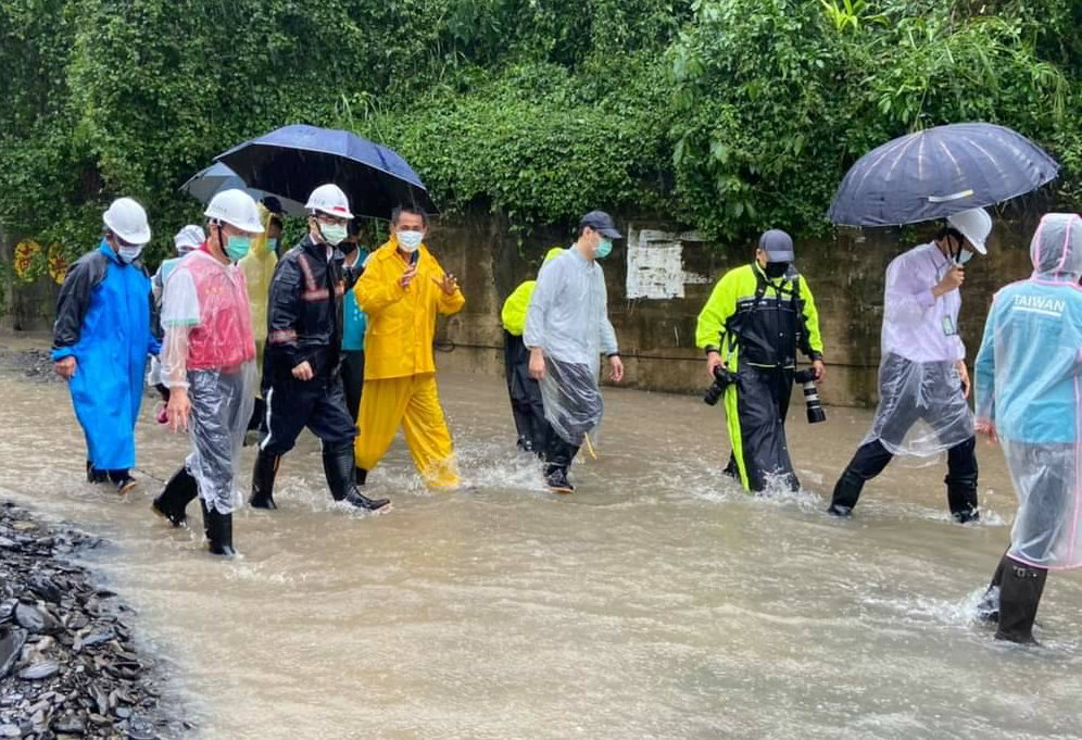 陳其邁涉水巡視山區災情。 圖：翻攝陳其邁臉書