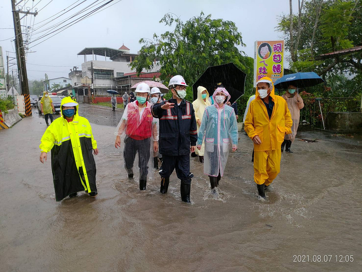 陳其邁(中)親赴雨量最大的六龜山區。 圖：高雄市政府 / 提供