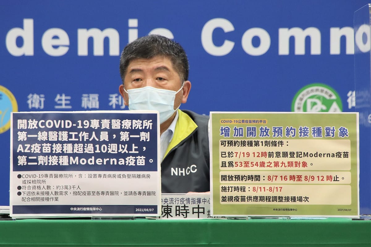 指揮中心指揮官陳時中表示，下週開放AZ混打莫德納疫苗，對象為專責醫療院所第一線人員。 圖：中央流行疫情指揮中心／提供