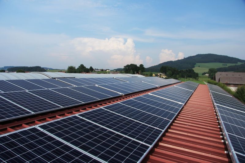 屋頂加裝太陽能板發電。（示意圖／翻攝自Pxhere）