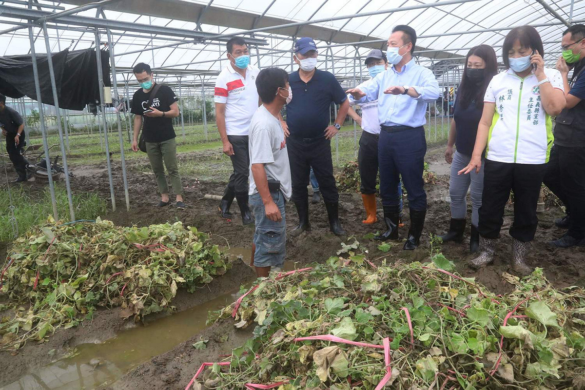 嘉義縣長翁章梁與立委陳明文視察豪雨帶來的農業災情，指示儘速完成救助程序。 圖：嘉義縣政府/提供
