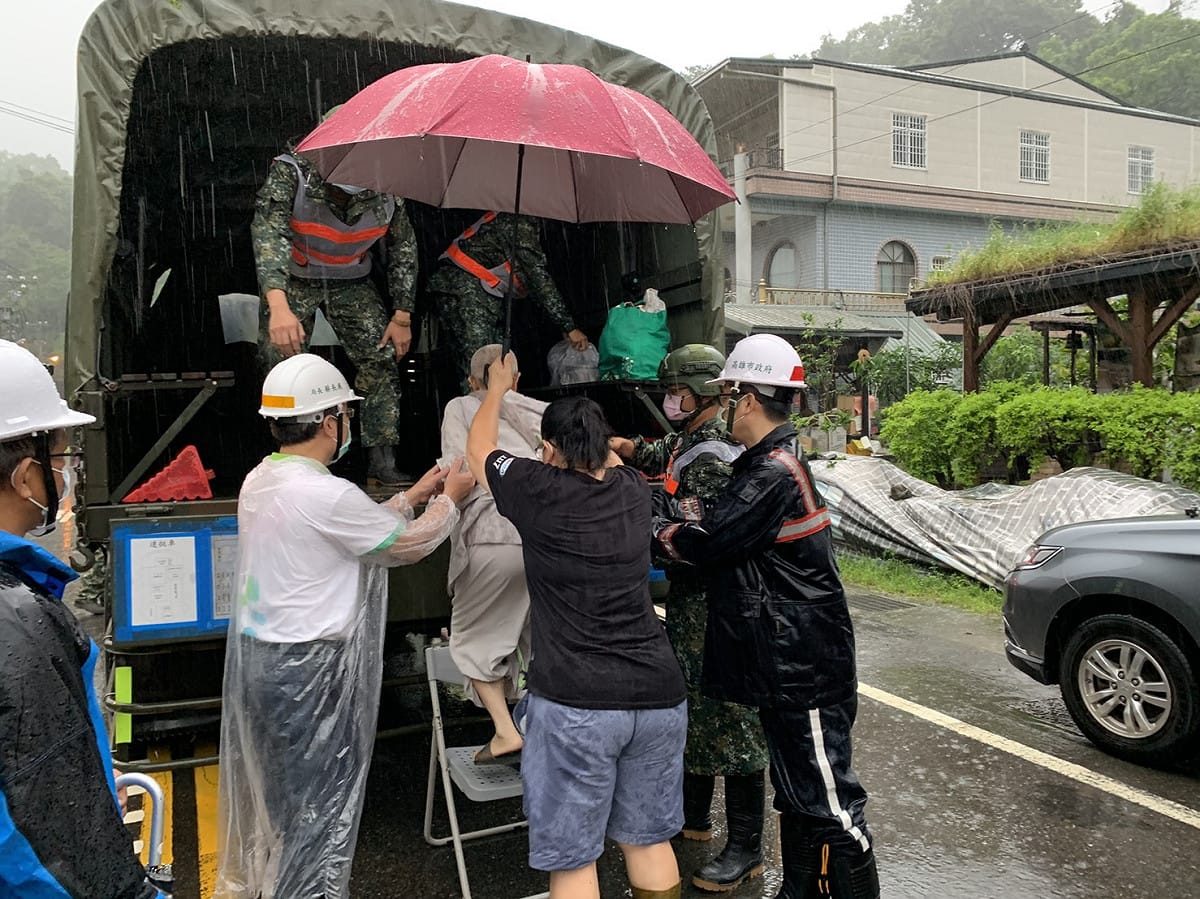 國軍協助六龜寶來里居民撤離。 圖：高雄市政府提供