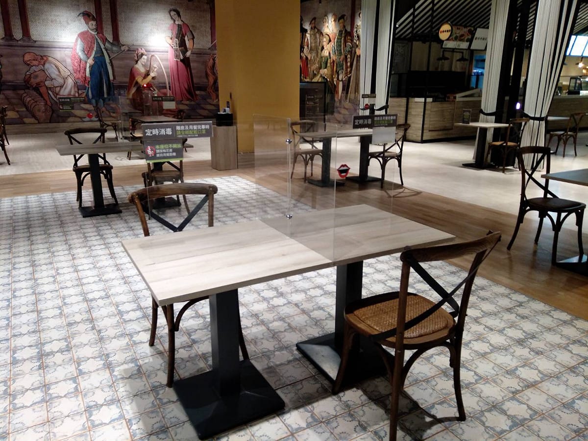 侯友宜視察美食街與餐廳內用相關防疫措施，包括餐廳合菜桌加設隔板與採個人套餐。 圖：新北市經發局提供
