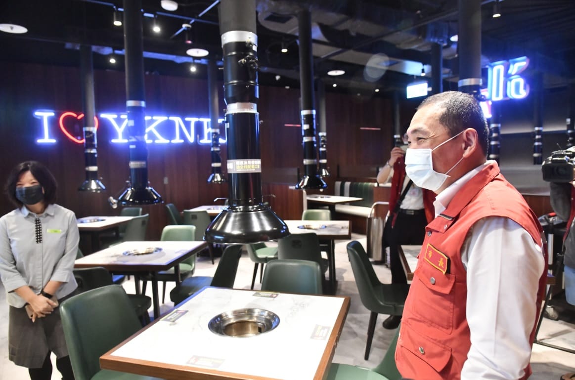 侯友宜視察新店的「京站時尚廣場」，火鍋與燒烤店採一人一鍋(爐)並有梅花座。 圖：新北市經發局提供