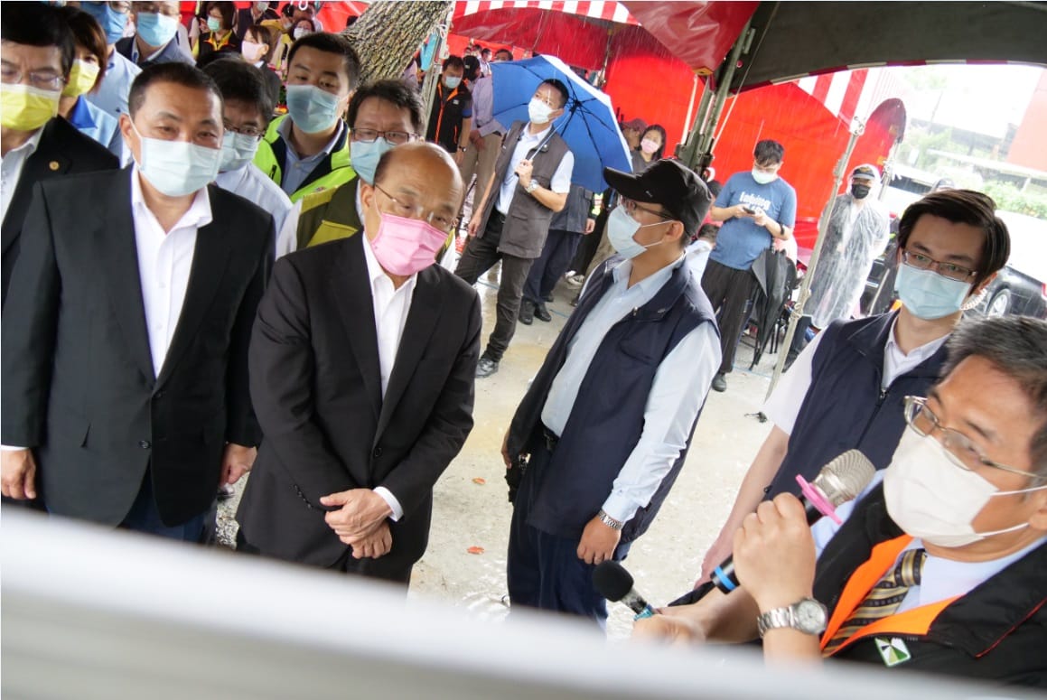行政院長蘇貞昌上午主持開工儀式，侯友宜也藉此機會爭取促成國3增設北土城交流道工程的合理用地取得費用。 圖：新北市交通局提供